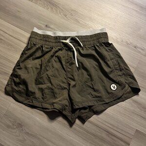(M) Vuori Women's Halo Sport Short Olive Green Oregano